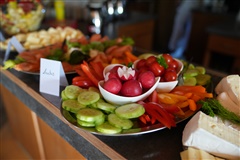 Frühstücksbufett: Gurken, Radieschen, Kirschtomaten und mehr
